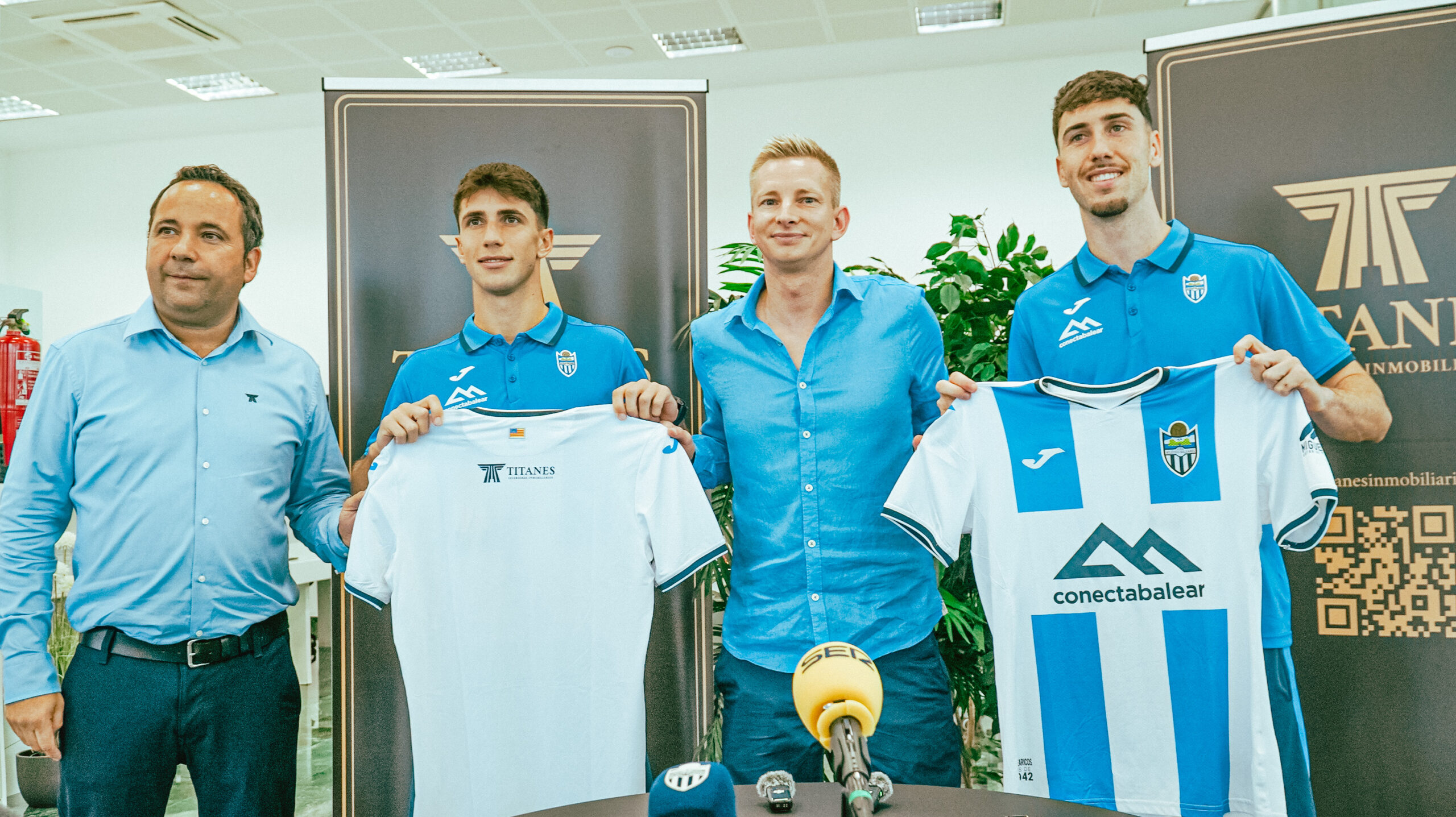 Detall de la presentació dels nous jugadors